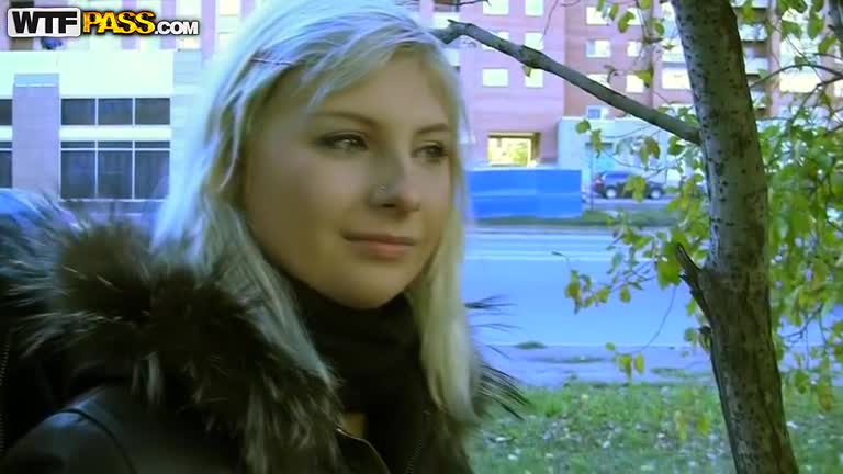 Смотреть онлайн Голый препод развел русскую студентку на секс бесплатно