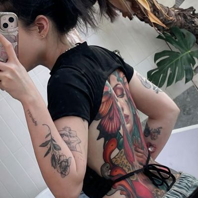 Asian Vietnam Girl Tattoo Selfie - Lại Nguyễn Quỳnh Vy